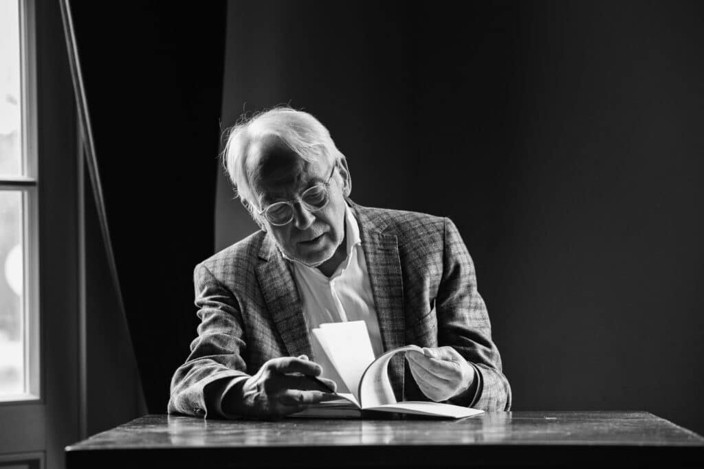 Businessportrait eines Zeitung lesenden Mannes in schwarz/weiß