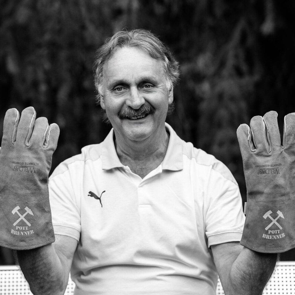 Peter Neururer mit Pottbrenner Handschuhen