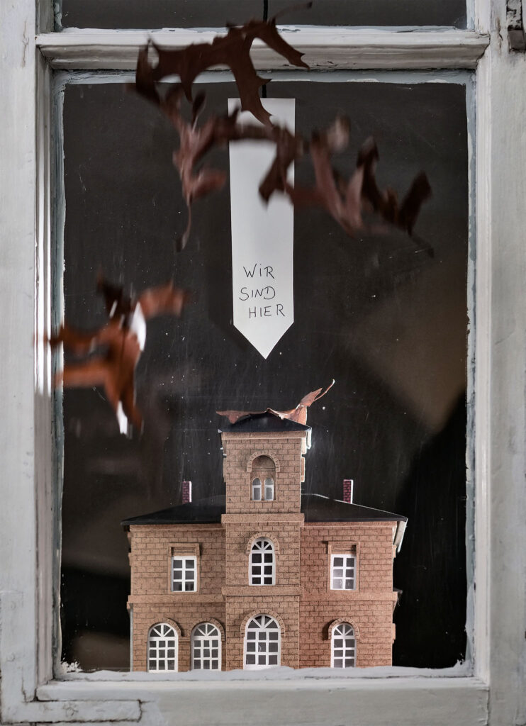 Miniaturnachbau vom alten Bahnhof in Hattingen mit Hinweisschild