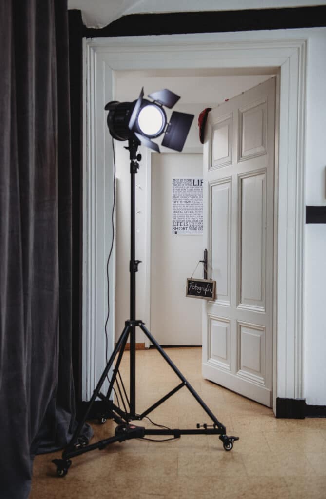 Alte Tür in der ein Licht steht